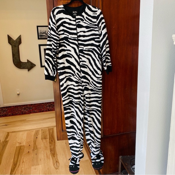 Women’s Nick and Nora Zebra Animal Pajamas Jammies Sleepwear Flannel Size Small - Picture 1 of 5